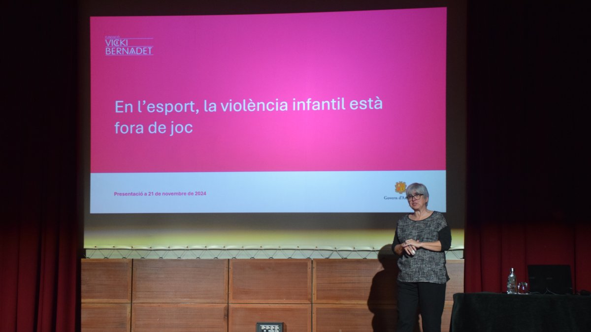 La psicòloga de la fundació Vicky Bernadet, Pilar Polo, durant la xerrada 'En l'esport, la violència infantil està fora de joc'.