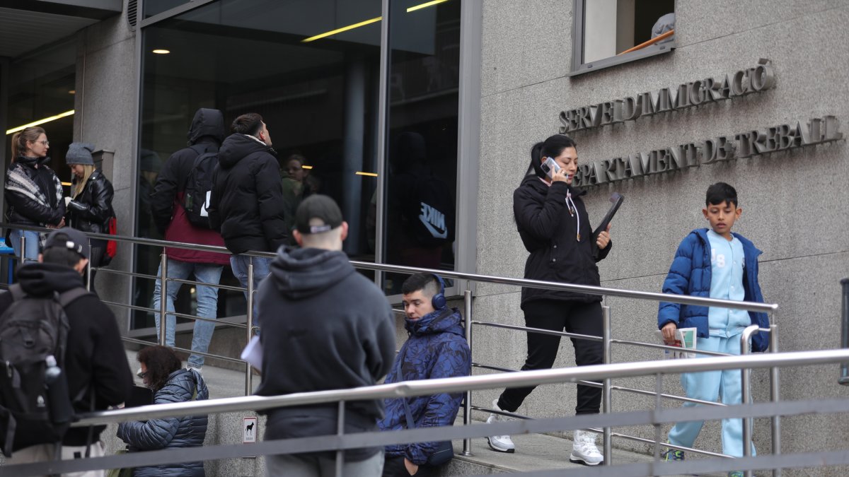 Persones fent cua al servei d’Immigració.