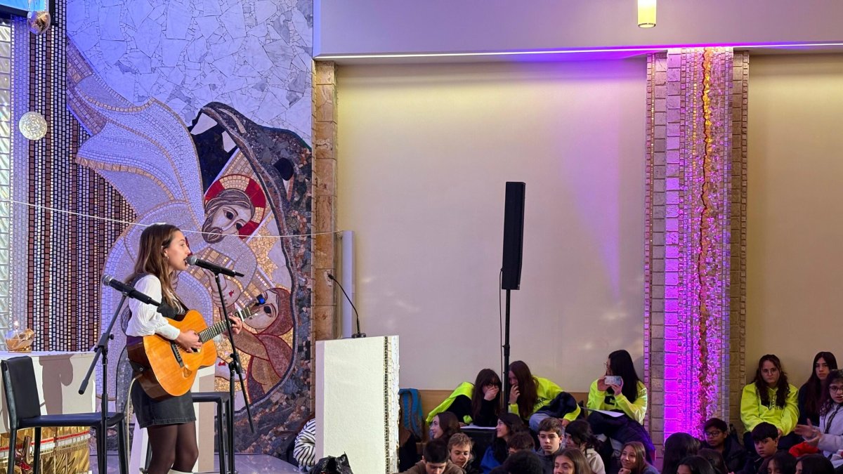 La cantant catalana Sara Roy durant l'eucaristia del Canòlich Music Festival 2024.