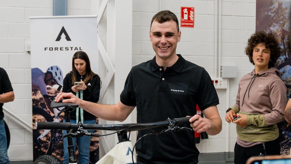 Oriol Pi, amb la bicicleta Forestal.