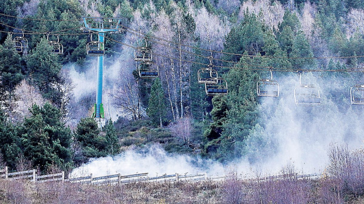 Els canons de neu de Grandvalira treballen per poder obrir les pistes el cap de setmana vinent.