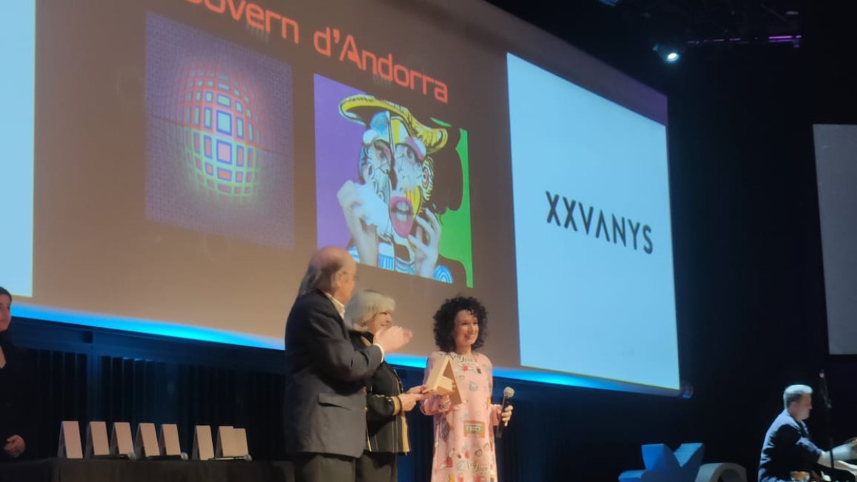 La Sala d’exposicions i tècnica de l’Àrea d’Acció Cultural del Ministeri, Meritxell Blanco, recollint el premi