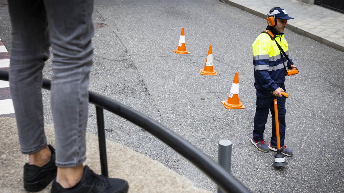 Un treballadors en les actuacions que es van fer durant la primera fase de la digitalització de la xarxa.