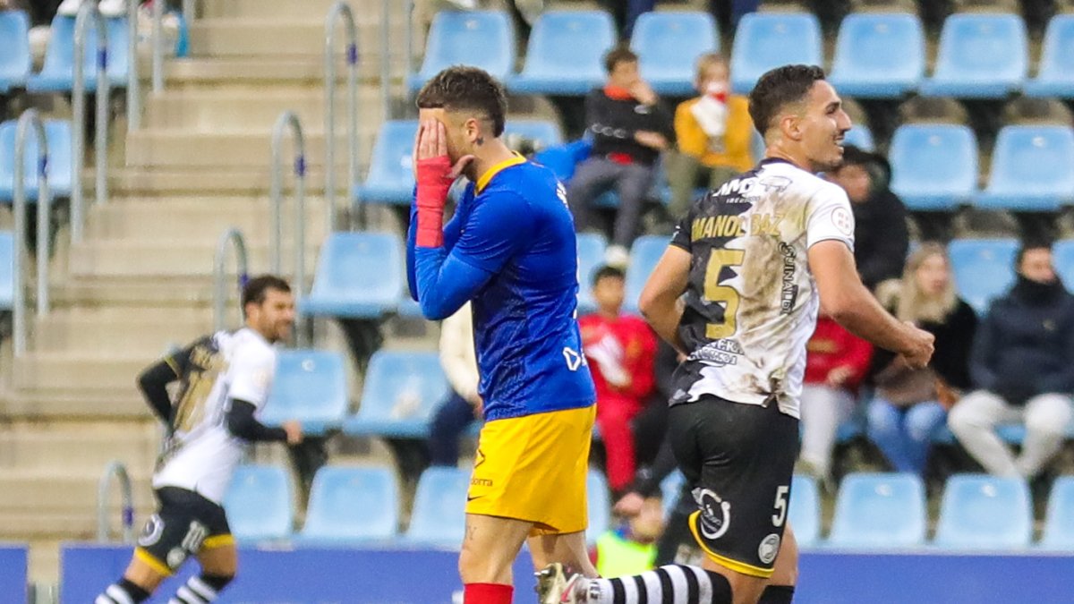 Manu Nieto es lamenta després del gol d’Unionistas.