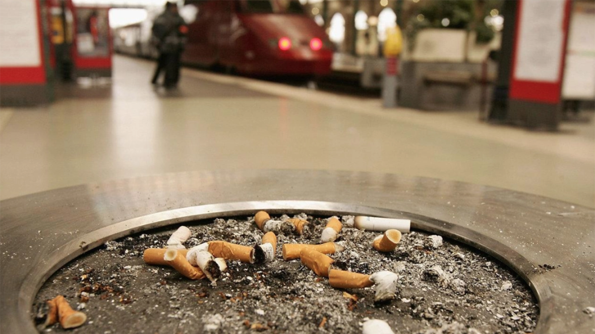 Un cendrer amb cigarretes.