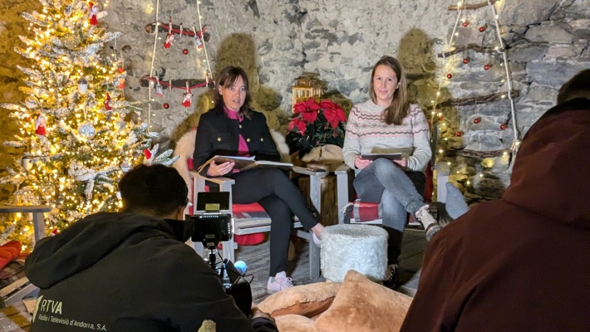 La consellera de Cultura, Mònica Armengol, i la cap del departament de Turisme d'Ordino, Cristina Ariño, durant la presentació de la Fira de Nadal d'Ordino.