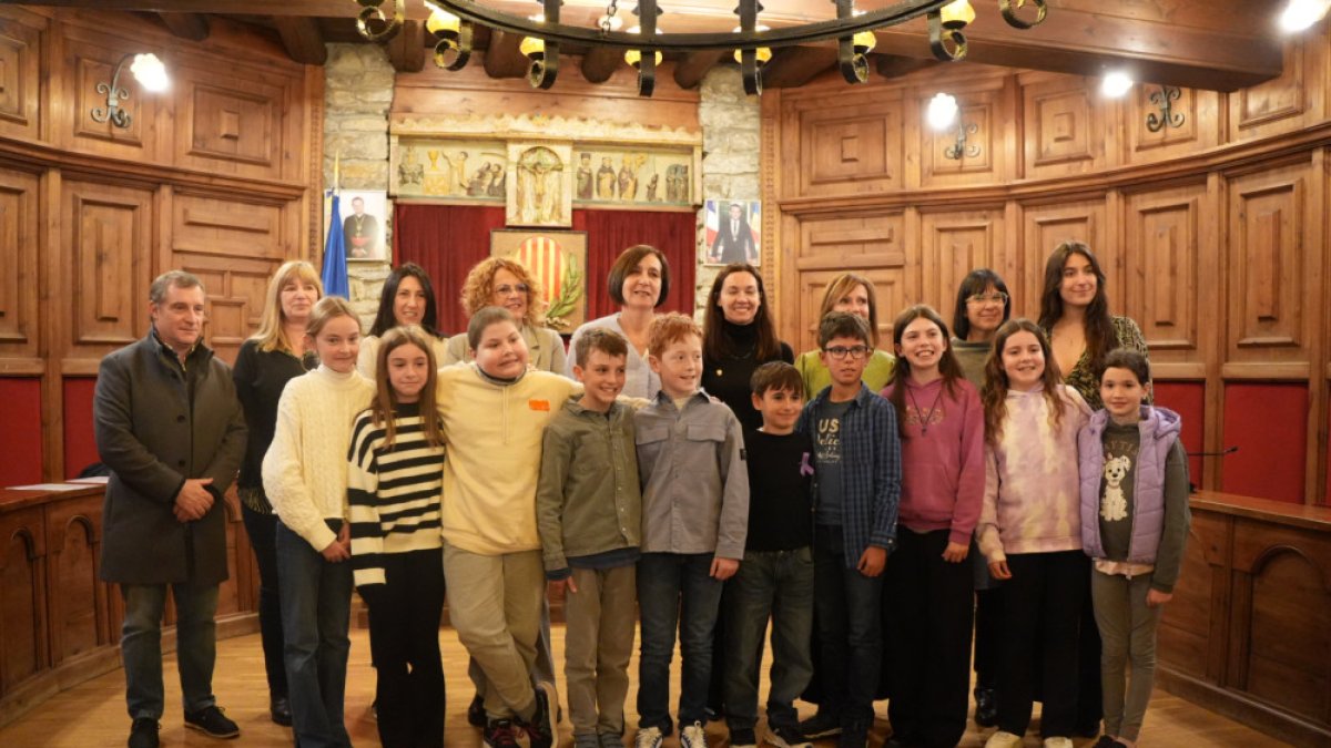 Els escolars i els representants del comú de Sant Julià al Consell d'Infants avui