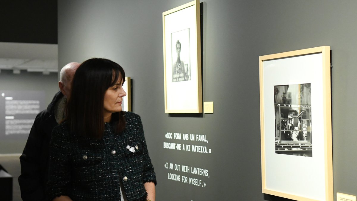 La ministra de Cultura, Juventut i Esports, Mònica Bonell, en la inauguració de l'exposició de Vivian Maier