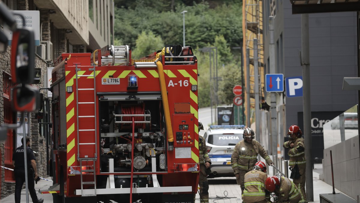 Els bombers treballant en l'extinció d'un incendi