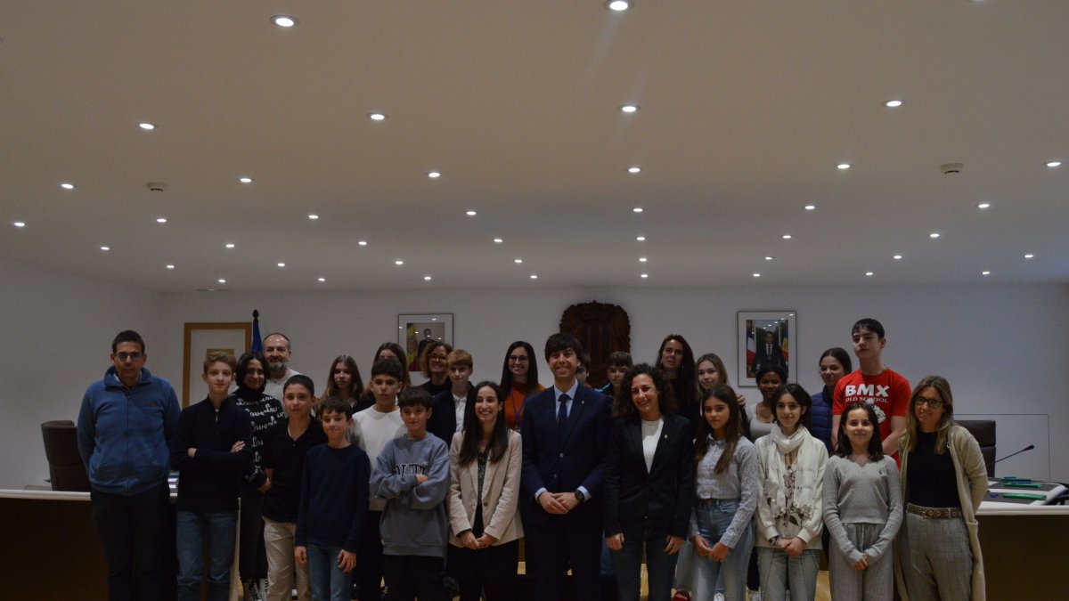 Foto de família durant el consell de joves d'Andorra la Vella