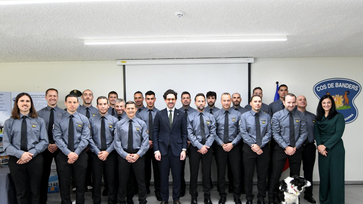 El ministre de Medi Ambient, Agricultura i Ramadera, Guillem Casal, amb tots els membres del cos de banders.