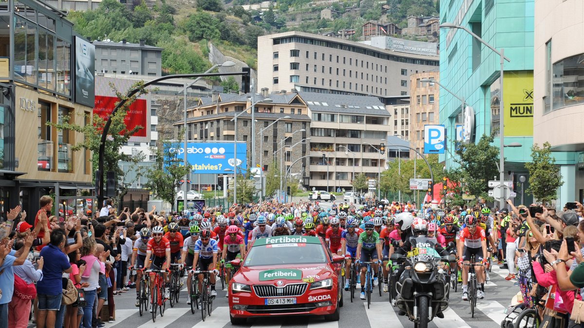 Sortida d’etapa de la Vuelta a Escaldes, el 2018.