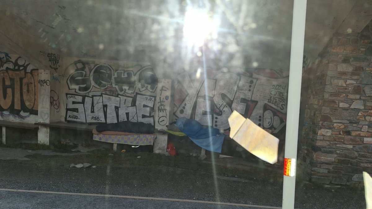 Dos homes dormint a la intempèrie al Pas.