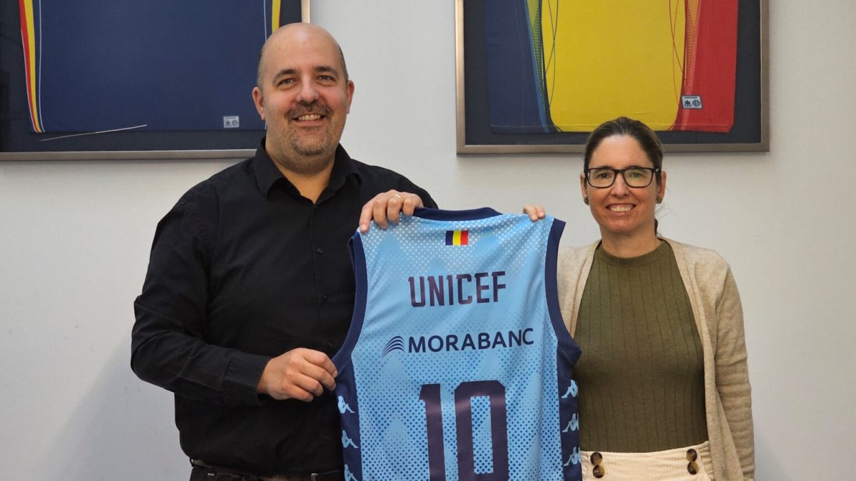 Gorka Aixàs i Marianela Vila durant l'acte de signatura