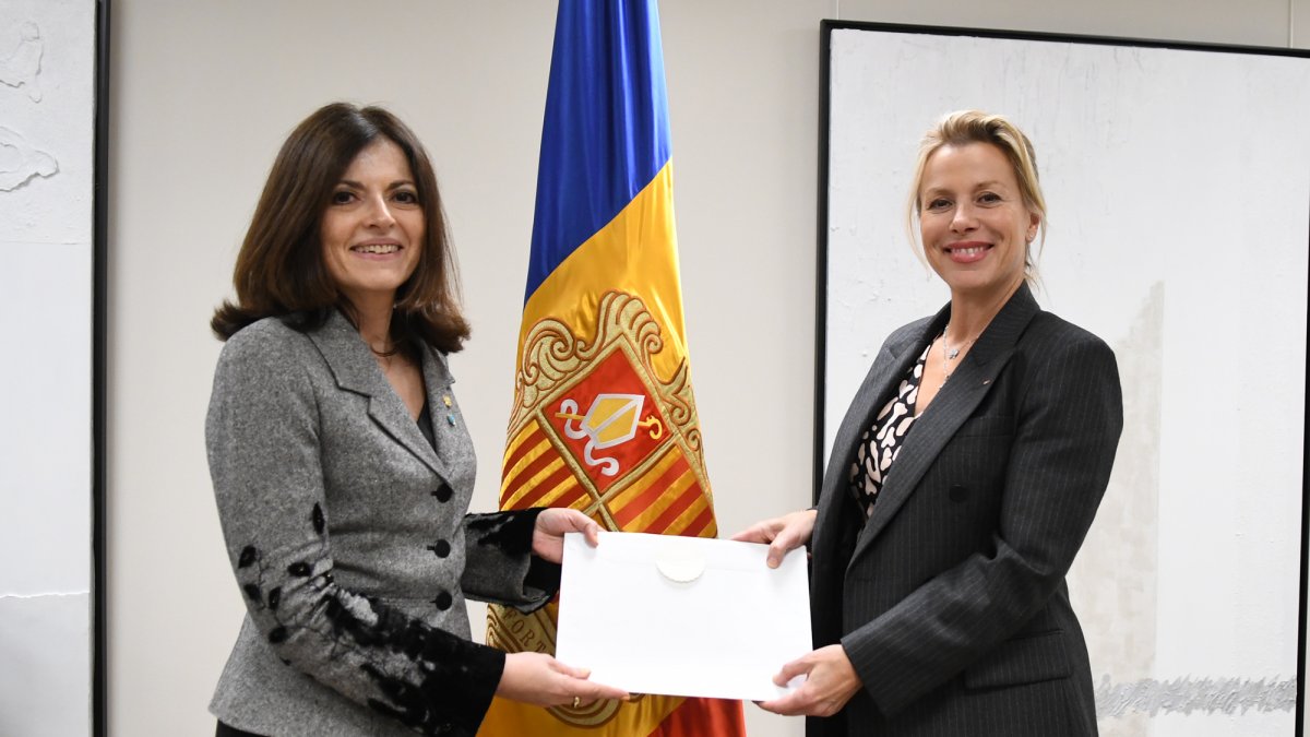 L'ambaixadora de Mònaco entregant les còpies d'estil a la ministra Imma Tor