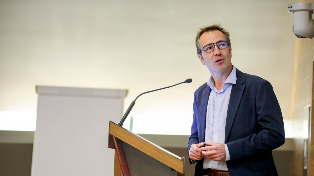 El doctor Gerardo Vizmanos explicant les conclusions de l’estudi.