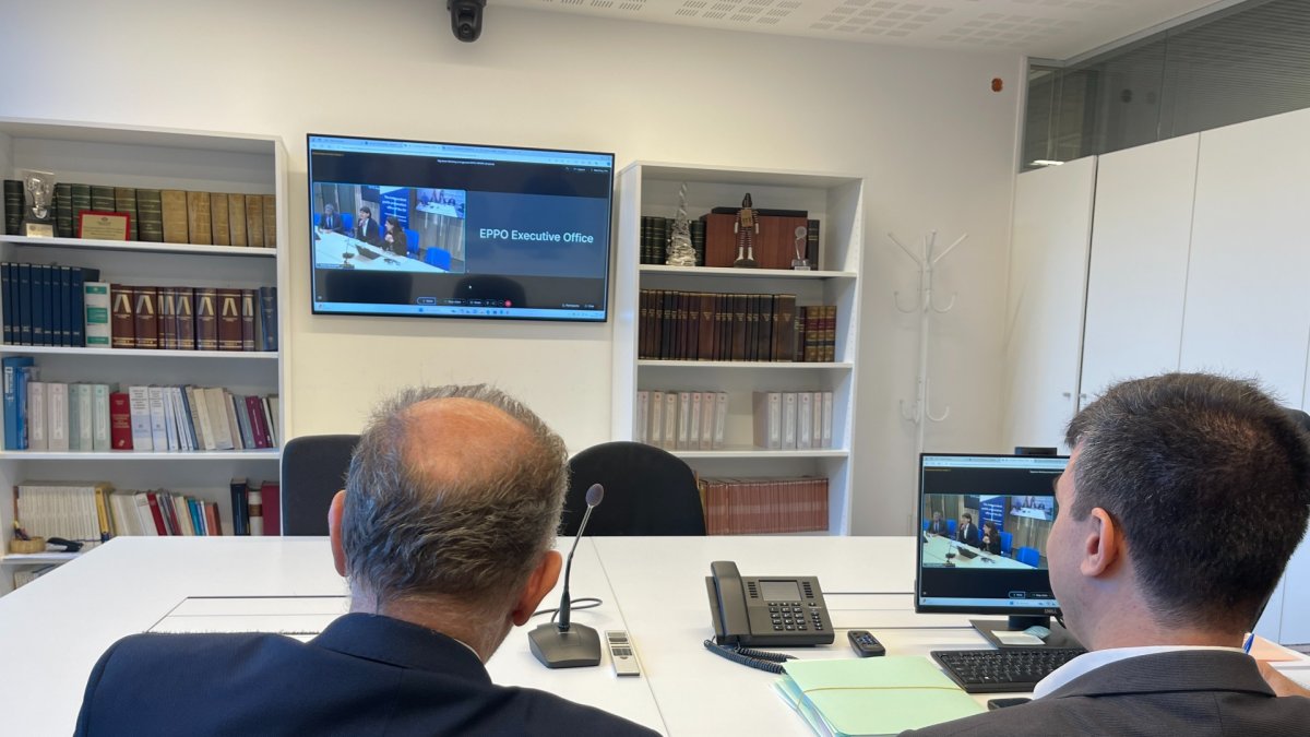 Sopenai Kövesi, durant la signatura.