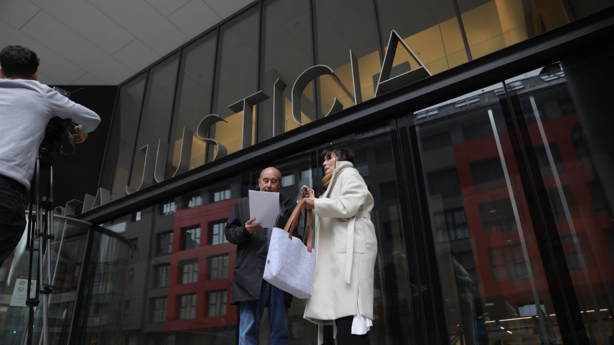 L'advocat i la mare del jove condemnat pel CBD a la porta de la seu de la Justícia