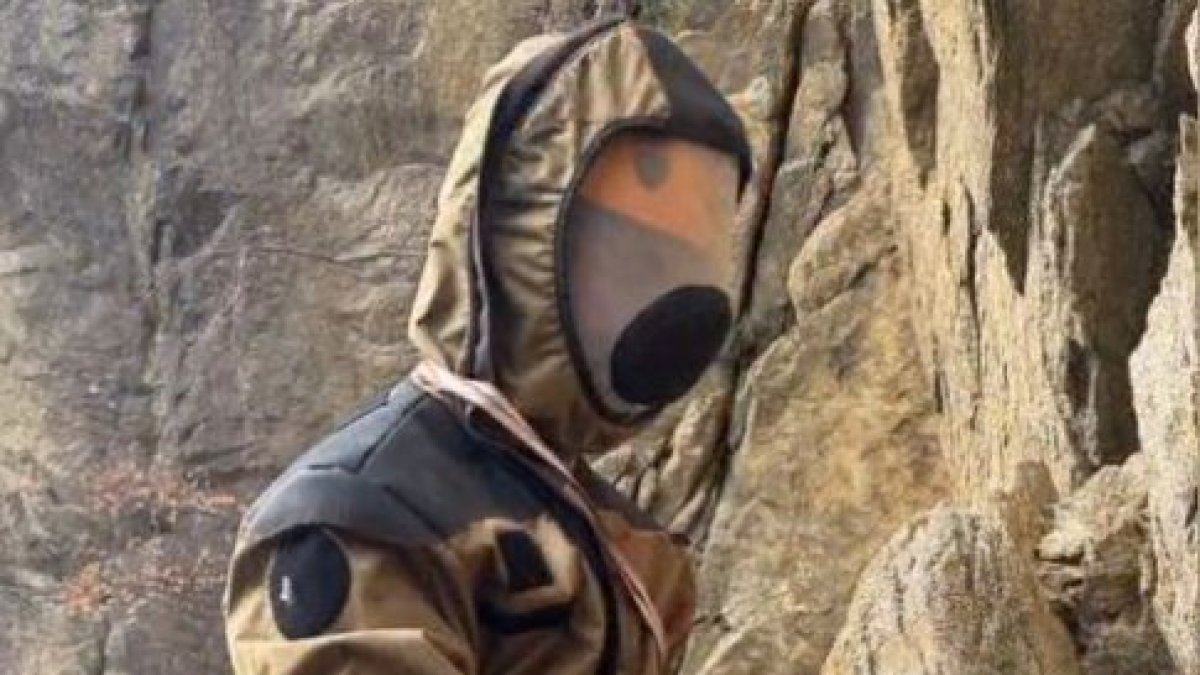 Un agent del cos de banders buscant nius.