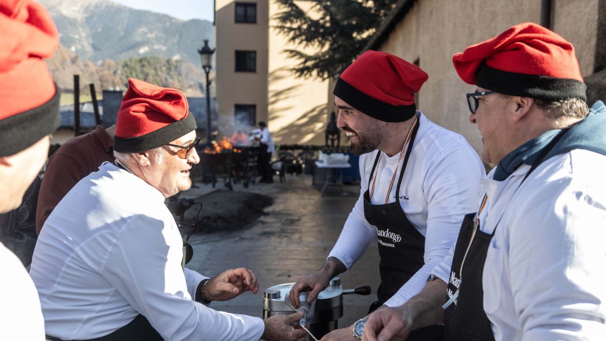 Els cuiners preparant el plat del dia