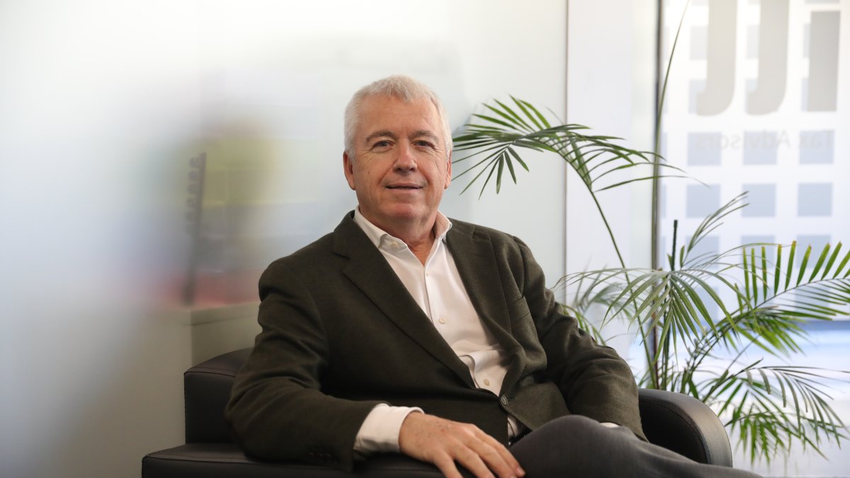 L'advocat Eduard Coll, al seu despatx professional a Andorra la Vella.