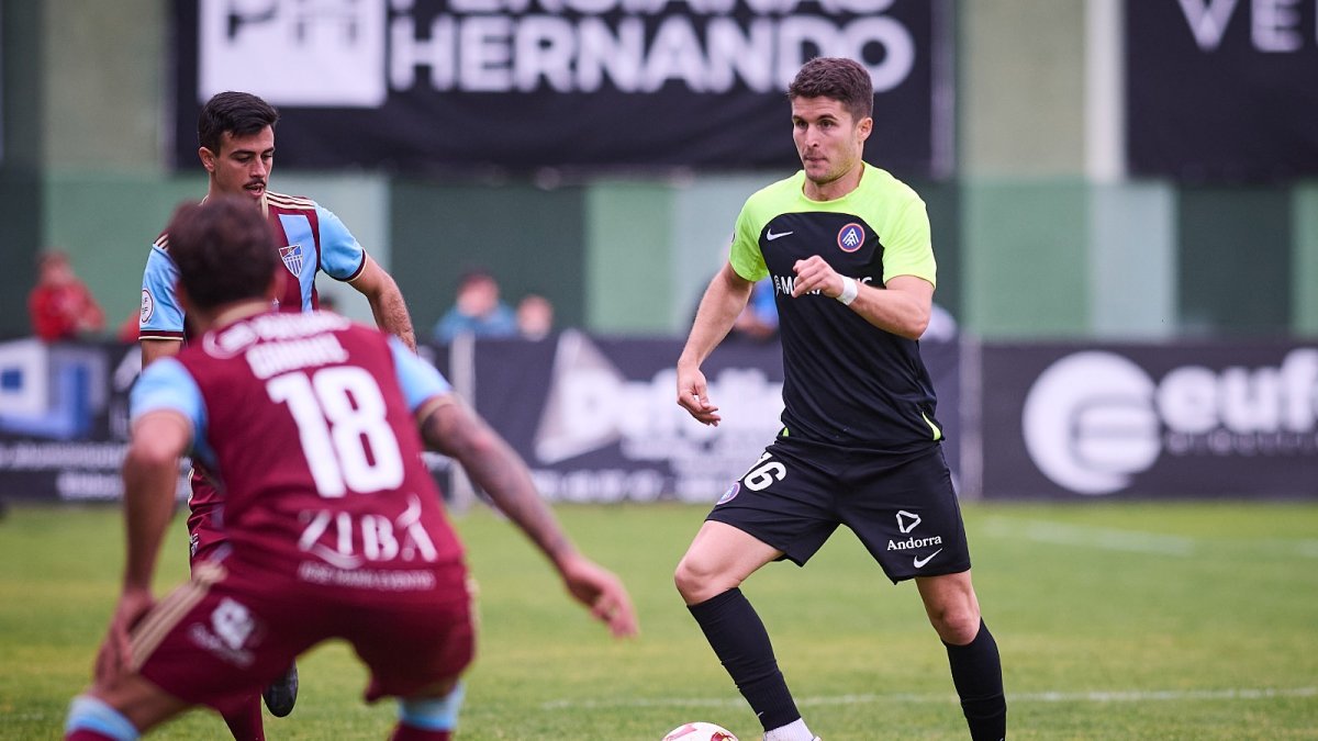 Álvaro Peña durant una acció del partit