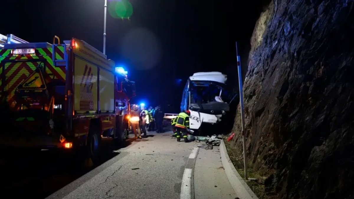 L’autocar accidentat i els efectius d’emergència