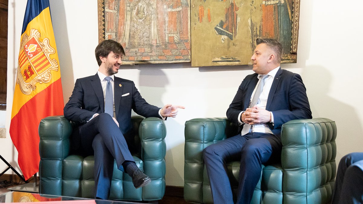 El president del Conseil National de Mònaco, Thomas Brezzo, i el Síndic General, Carles Ensenyat, durant la signatura del conveni