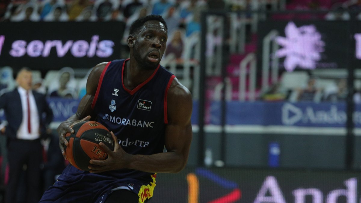 Babatunde Olumuyiwa en un partit al 2021 en l'anterior etapa al MoraBanc