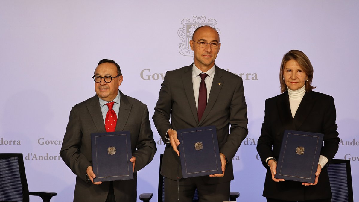 Àlex Ruiz, Jordi Puy i Anna Maria Sala durant la signatura dels convenis