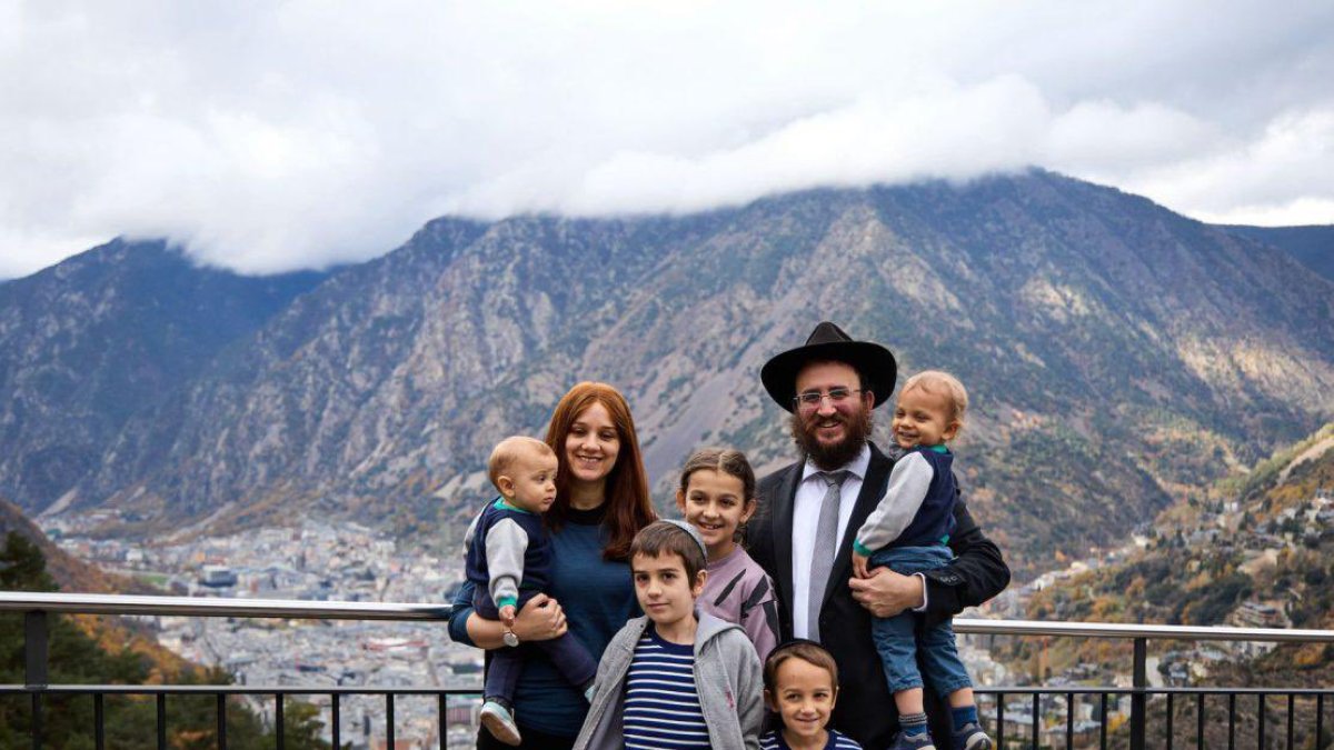 El rabí Kuty Kalmenson amb la seva família