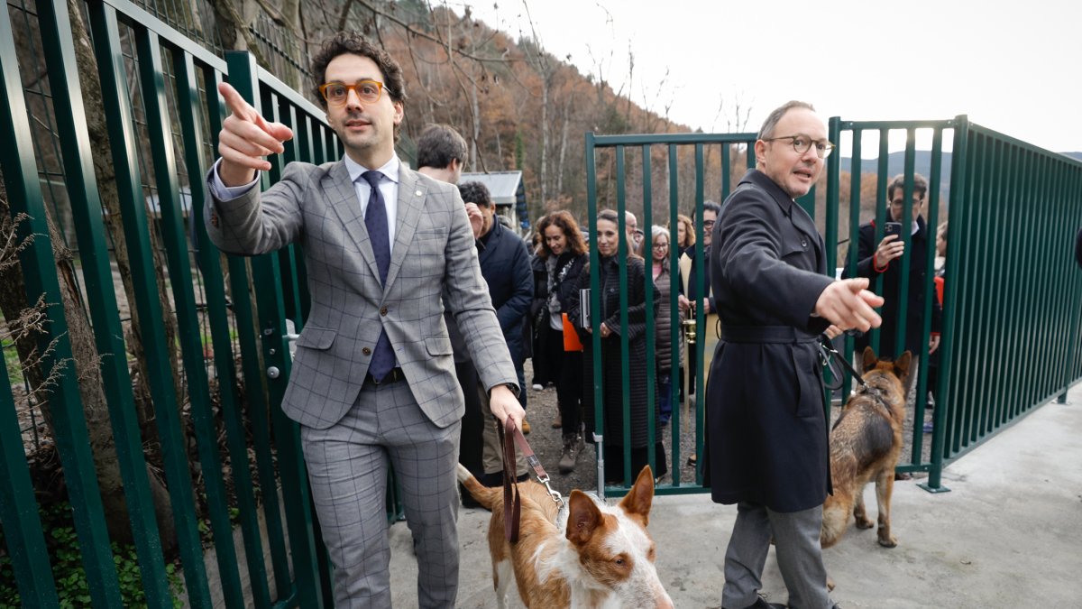 Xavier Espot i Guillem Casal durant la inauguració del centre de protecció caní