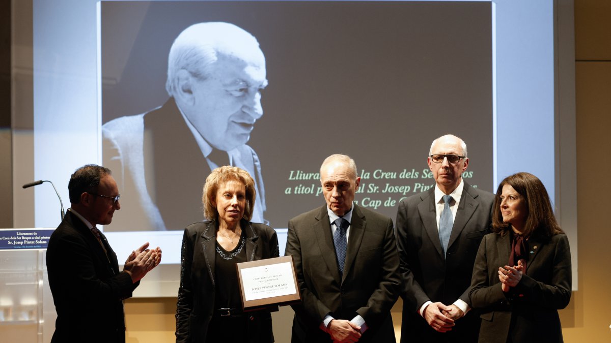 Xavier Espot fa entrega de la Creu dels Set Braços als fills de Josep Pintat
