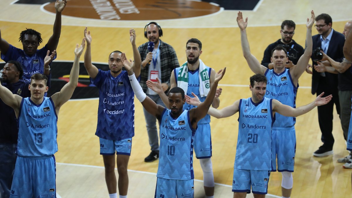Els jugadors del MoraBanc celebrant la victòria davant del Granada al Poliesportiu.