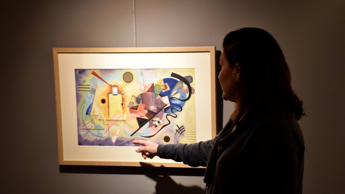 La comissària de l'exposició, Lola Duran, explicant un dels quadres de Vassili Kandinsky
