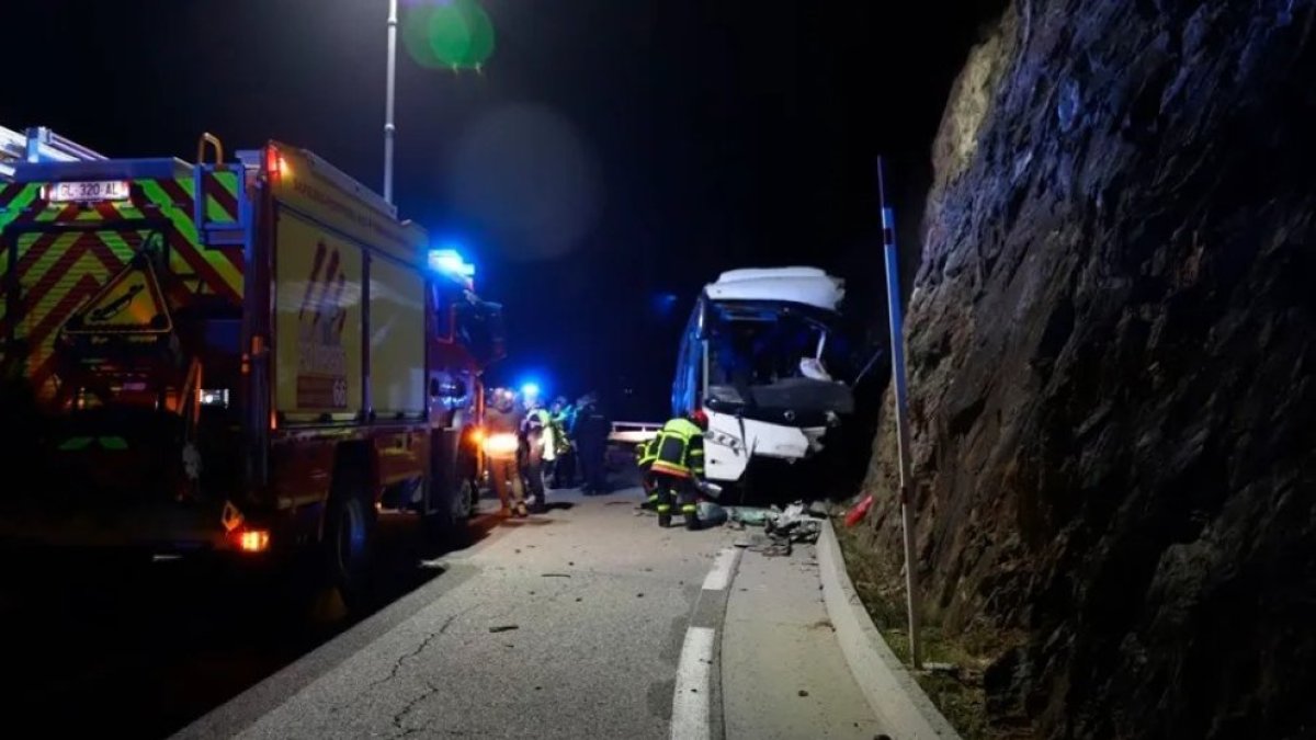 El bus accidentat amb matrícula espanyola.