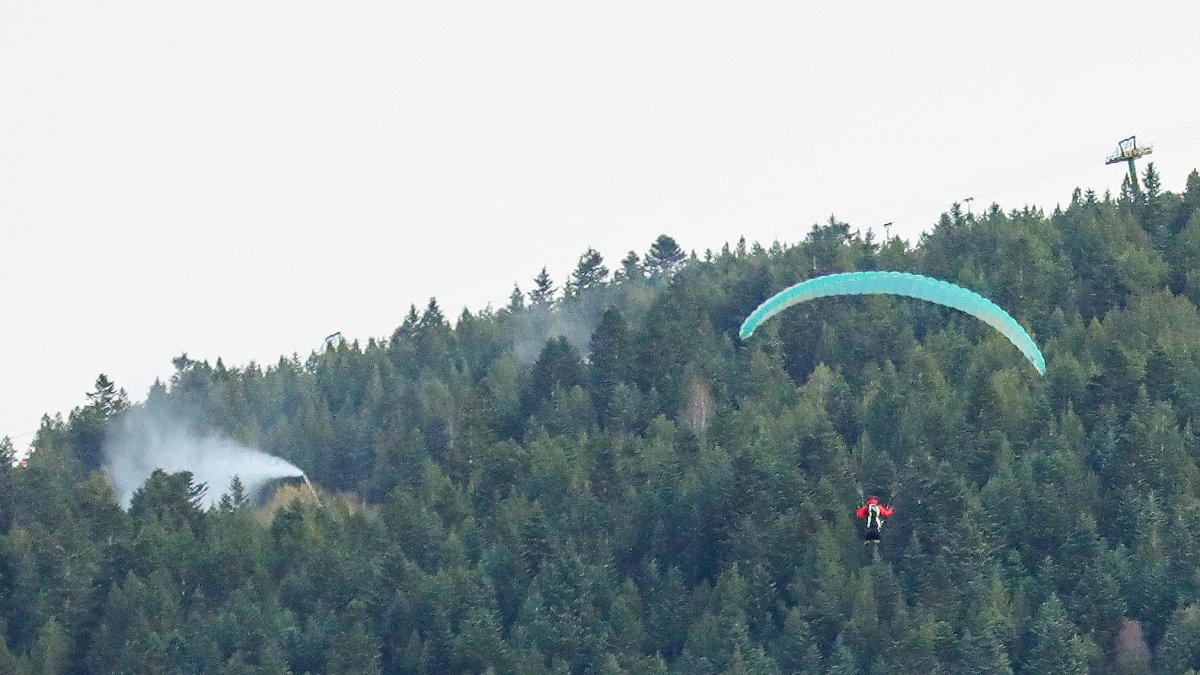 Uns canons de neu funcionant a ple rendiment al Tarter.
