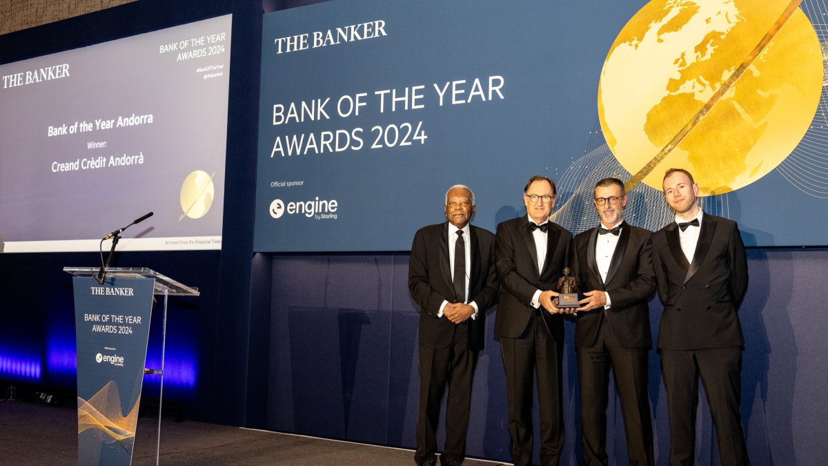El periodista Sir Trevor McDonald, el conseller delegat de Creand, Xavier Cornella, el president de Creand, Antoni Pintat, i l'editor de The Banker, Michael Klimes, en la cerimònia a Londres