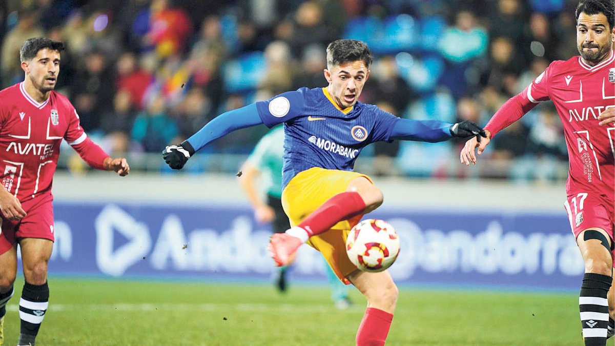 El tricolor Álvaro Martín provant un xut, en el partit d’ahir contra el Cartagena.
