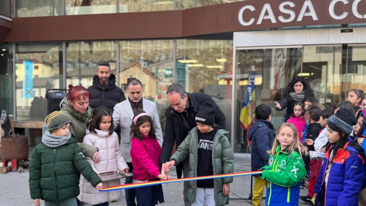 El cònsol i els infants inaugurant el pessebre.
