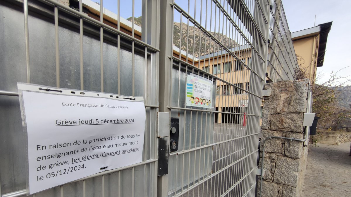 Cartell a l’escola de Santa Coloma.