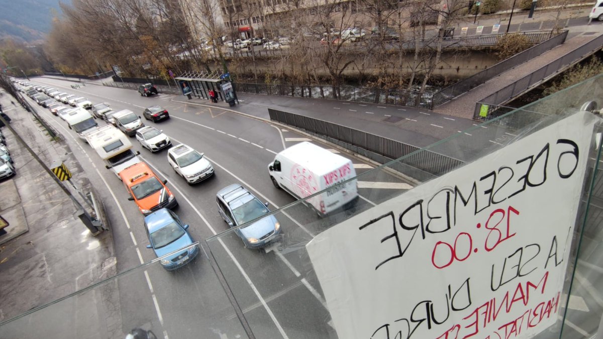 La carretera CG1 davant l'estadi comunal.