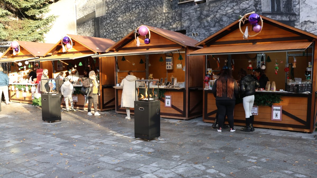 La plaça de Sant Miquel d'Encamp amb les casetes de fusta.