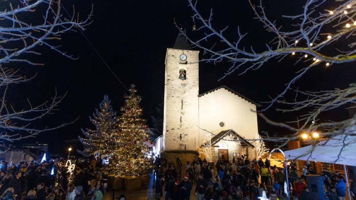Encesa de llums a la plaça de l'església de la Masssana