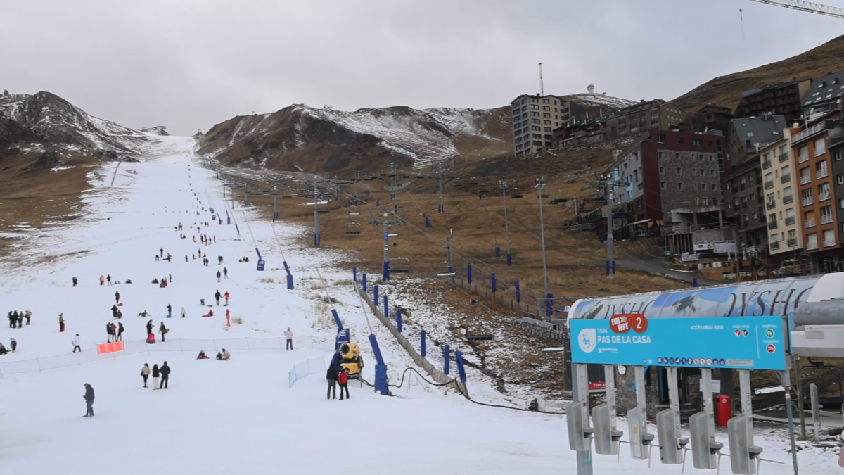 Turistes, ahir, en una pista tancada de Grandvalira-Pas de la Casa.