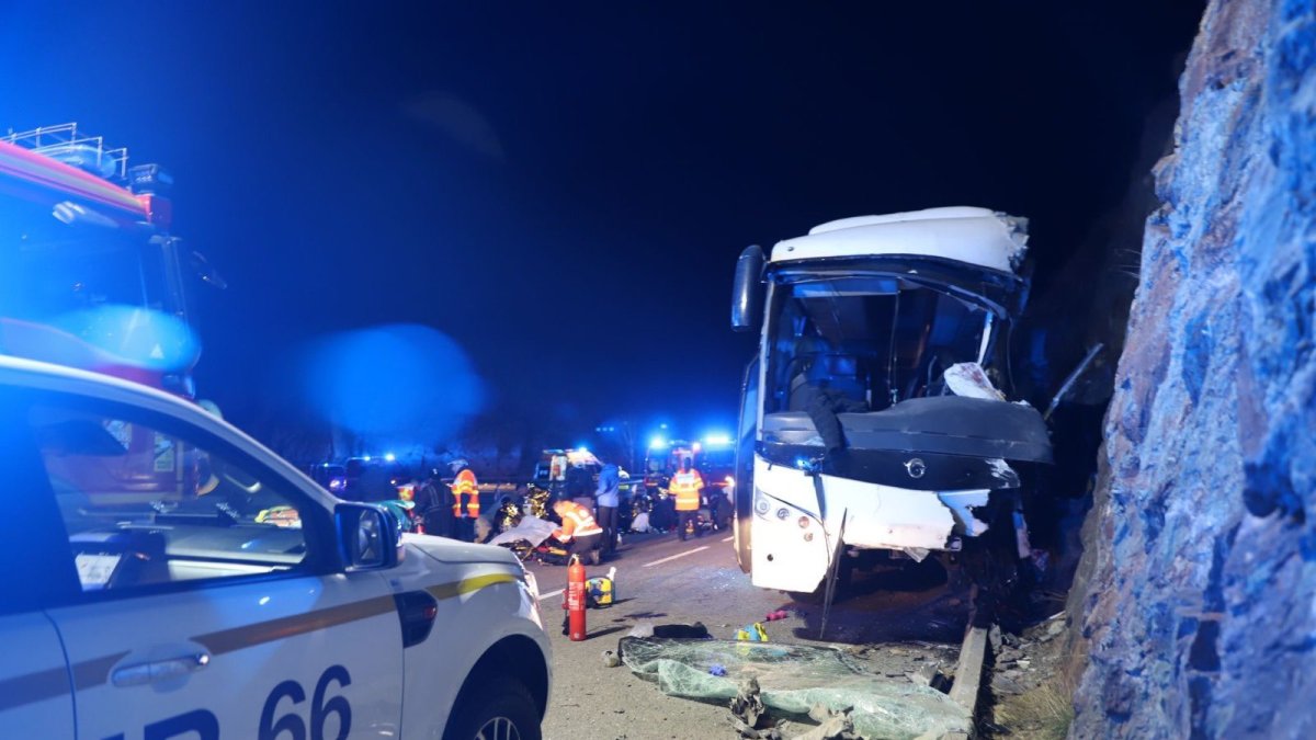 El bus destrossat després de xocar contra la pedra en la ruta del Pas a Portè