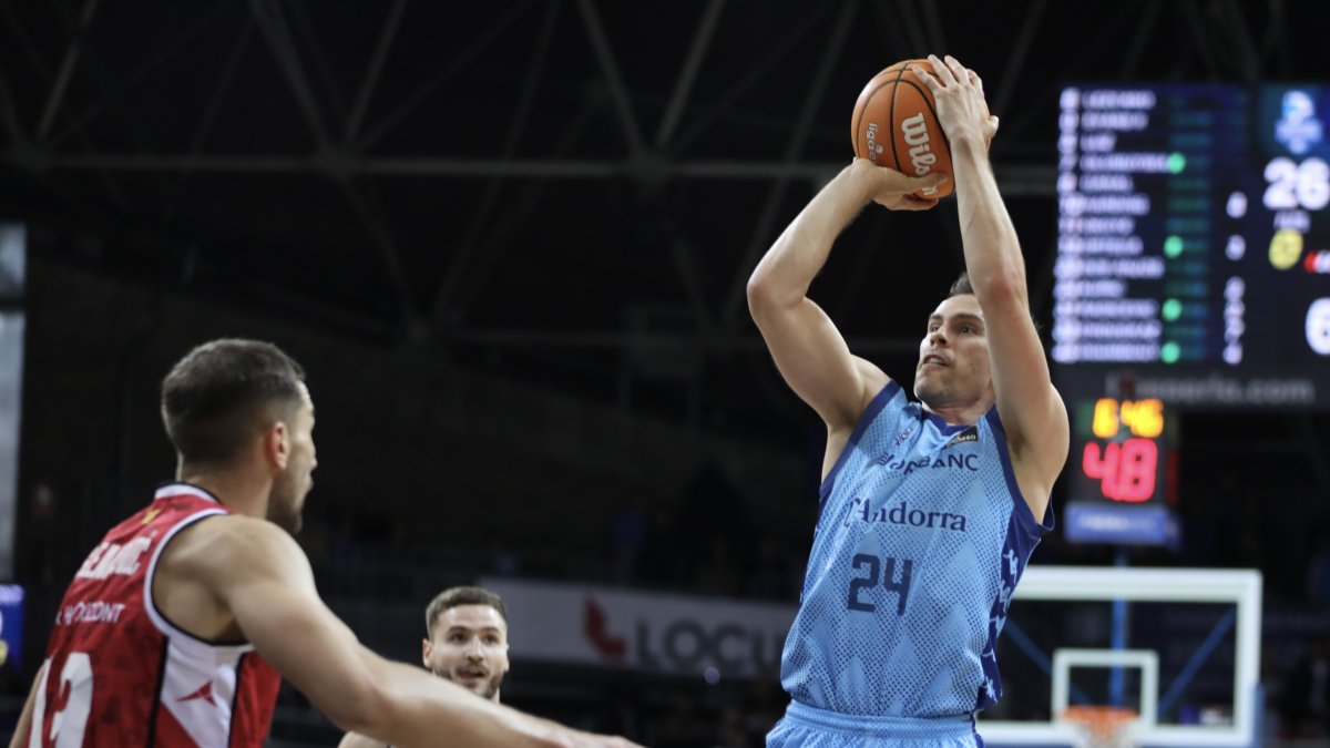 Kyle Kuric llança a cistella.