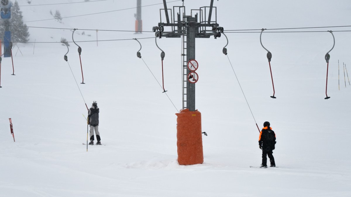 Dos esquiadors en uns remuntadors, ahir.