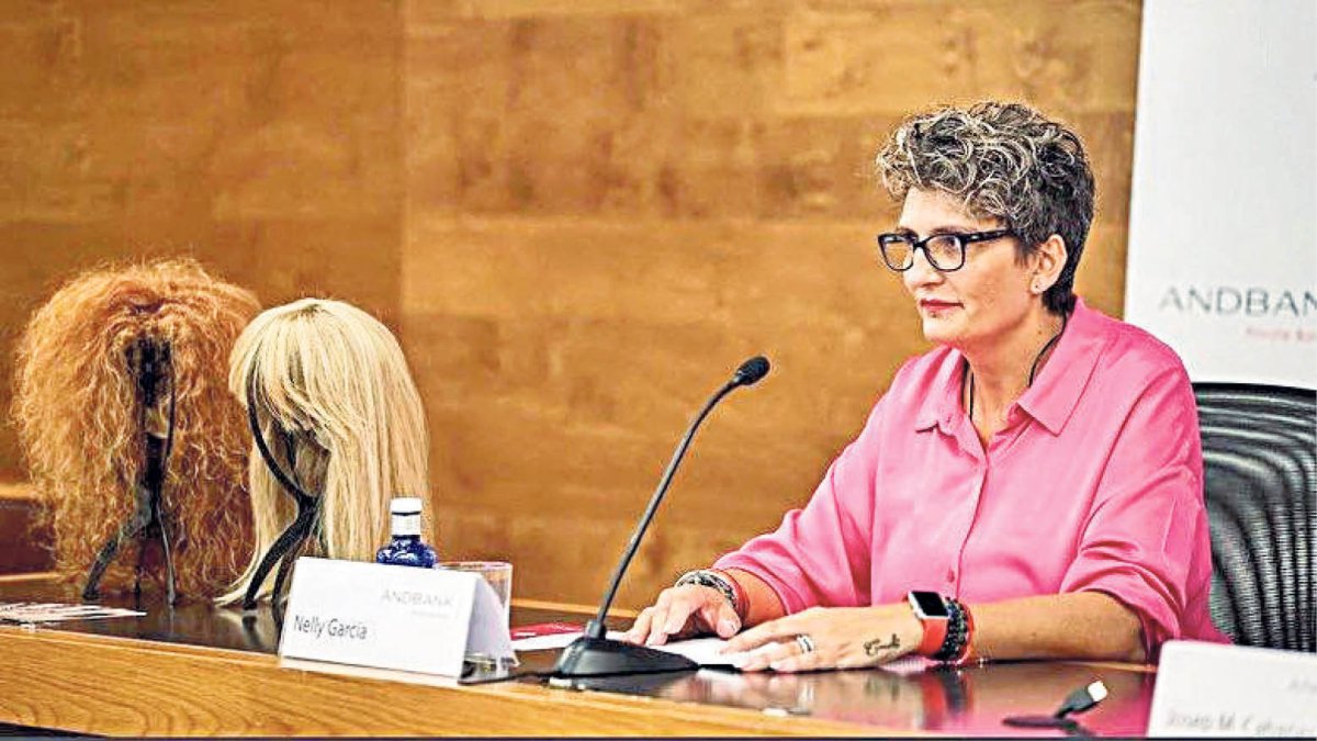 Nelly Garcia a una xerrada sobre les perruques.