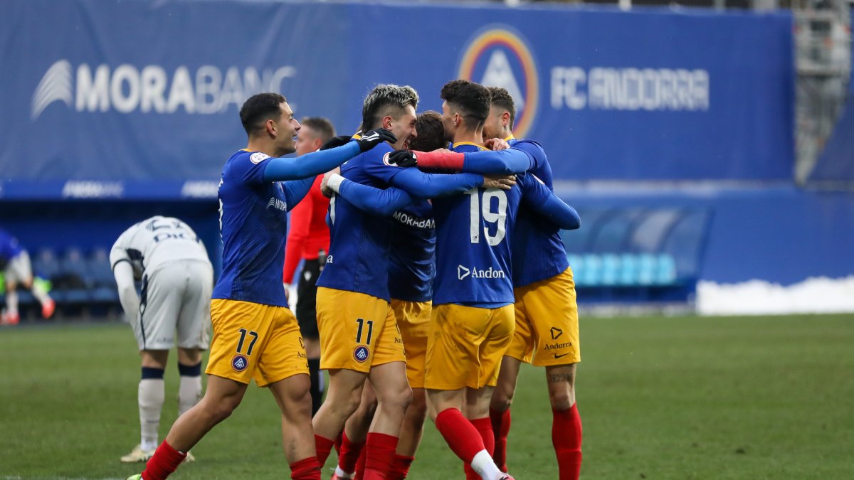 eEls jugadors del FCA celebren un gol de Christos Almpanis